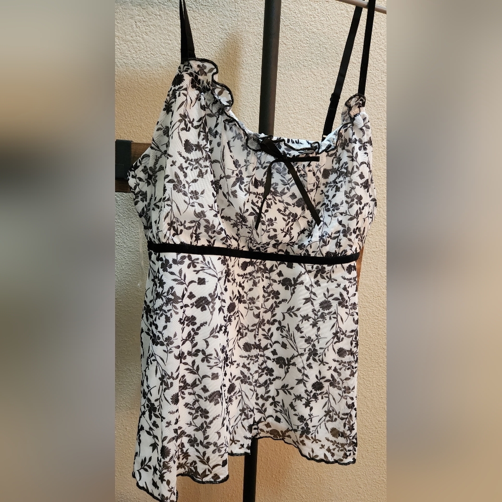 Junior girls black & white rose baby doll cami